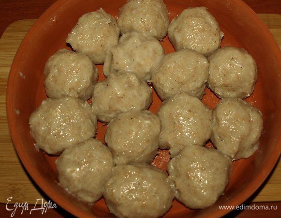 Из полученной массы формируем шарики. Руки смочить теплой водой. Шарики кладем в форму для запекания.