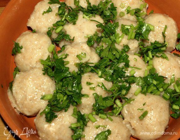 Посыпаем рубленой петрушкой. 