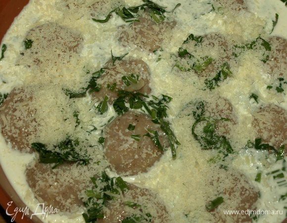 Посыпаем измельченным сыром.