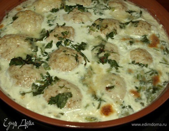 Отправляем в заранее разогретую до 180ºС духовку на 40 минут. Или на 200ºС на 30 минут. Достаем готовые фрикадельки и даем постоять 5 минут.