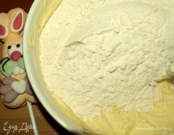 Добавляем просеянную муку. 
