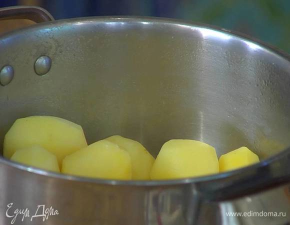 Картофель почистить, отварить до готовности, затем воду слить.