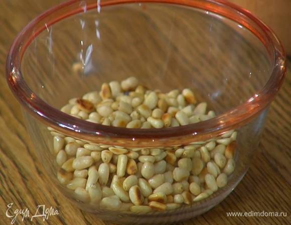 Кедровые орехи подсушить на разогретой сковороде.