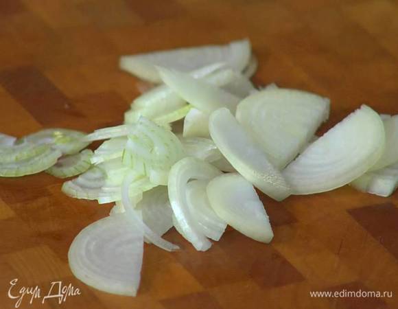 Лук почистить и нарезать тонкими полукольцами.
