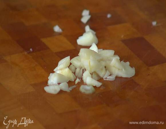Чеснок почистить и мелко порубить.