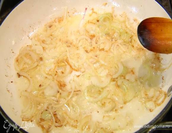 В сковороде, где обжаривались орехи, разогреть 1 ст. ложку сливочного и оливковое масло, выложить лук, чеснок и все обжарить.