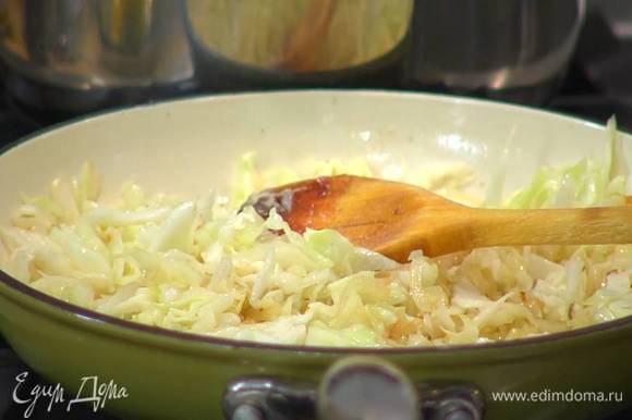 Мелко нашинковать 1/4 кочана капусты, добавить в сковороду, немного посолить, перемешать и обжаривать до готовности.