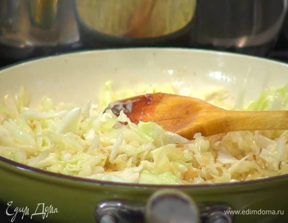 Мелко нашинковать 1/4 кочана капусты, добавить в сковороду, немного посолить, перемешать и обжаривать до готовности.