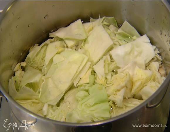 Оставшуюся капусту нарезать крупными кусками, поместить в кастрюлю с водой, накрыть крышкой и отваривать до готовности, затем слить воду, капусту измельчить блендером в пюре.
