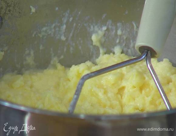 В отваренный картофель влить молоко и сливки, добавить оставшееся сливочное масло и размять все толкушкой в пюре, затем добавить васаби, капустное пюре, посолить и все еще немного размять.