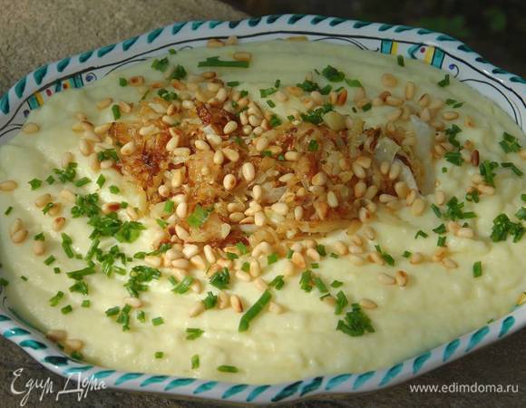 Шнитт-лук мелко порубить и посыпать пюре.