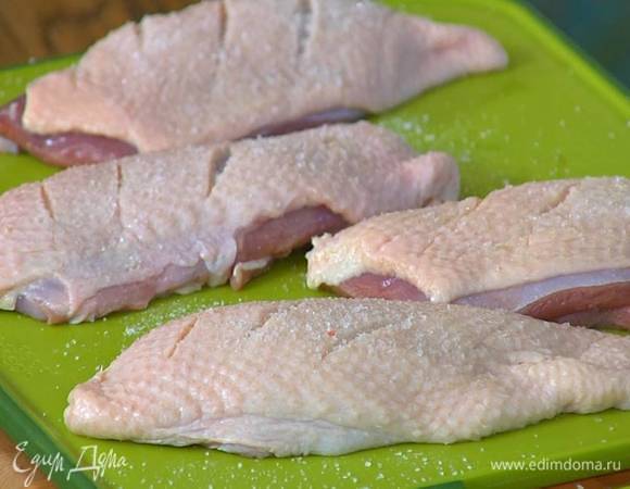 Утиные грудки надрезать в нескольких местах, прорезая только кожу, и посолить.