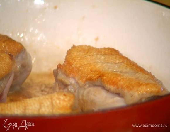 Разогреть в тяжелой сковороде с огнеупорной ручкой оливковое масло, выложить грудки кожей вниз и обжарить с одной стороны, затем слить вытопившийся жир в отдельную посуду и продолжать обжаривать до появления золотистой корочки.