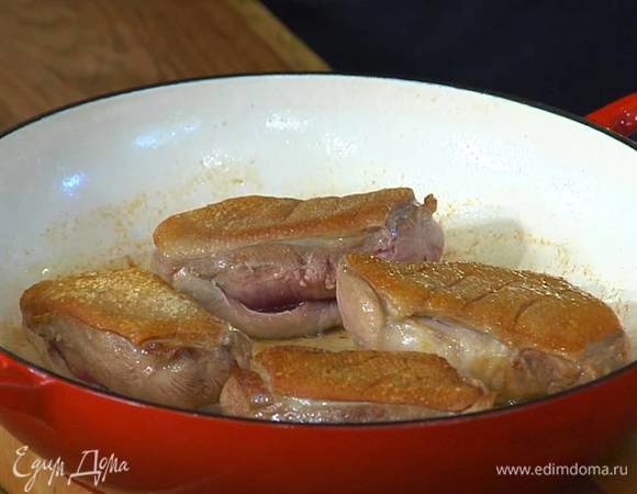 Обжаренные грудки перевернуть, еще раз слить вытопившийся жир, накрыть сковороду фольгой и поместить в разогретую духовку на 20 минут.