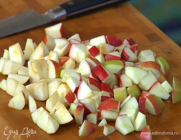 Яблоки, удалив сердцевину, нарезать небольшими кубиками.