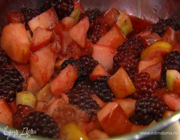 Приготовить соус: нарезанные яблоки и ежевику поместить в тяжелую кастрюлю, всыпать сахар и черный перец, влить портвейн, 2 ст. ложки воды и прогревать все до полного растворения сахара.