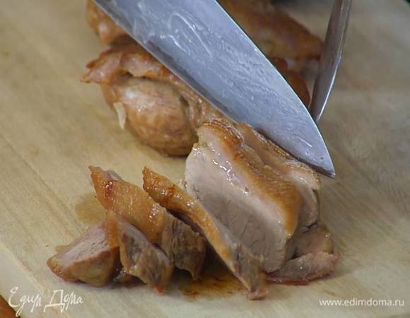 Готовые грудки немного остудить в сковороде, затем нарезать, полить соусом и украсить веточками тимьяна.