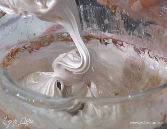 К оставшейся сахарной пудре добавить крахмал, 1 ст. ложку какао, все перемешать и по ложке всыпать к белкам — в общей сложности нужно взбивать белки 5‒7 минут.