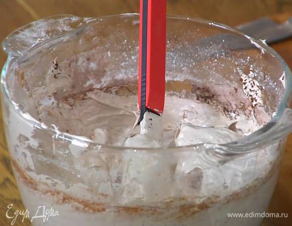Выключить комбайн, добавить ко взбитым белкам шоколадную стружку, кофе и вымешать все лопаткой.