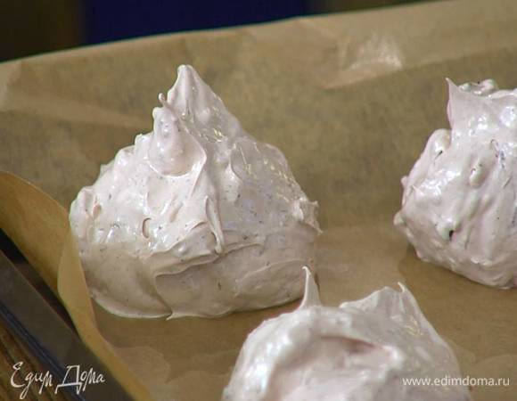 Противень выстелить бумагой для выпечки и ложкой выложить меренги любого размера на некотором расстоянии друг от друга.