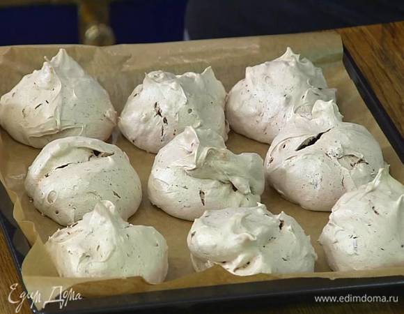 Выпекать меренги в разогретой духовке, не открывая дверцу, в течение часа, затем выключить духовку и оставить в ней меренги еще на 40 минут, чтобы они остыли.