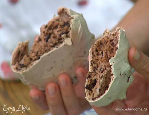 Готовые меренги посыпать оставшимся какао.