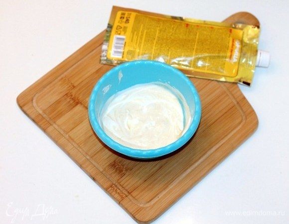 Приготовим заправку для салата. Смешиваем в миске майонез, сметану и столовую горчицу. Горчицу можно добавить по вкусу.  Заправляем салат приготовленным соусом и солим по вкусу.

    