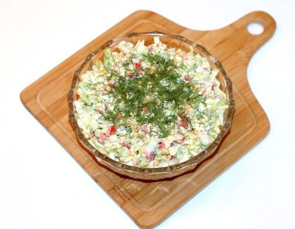 Выкладываем салат в сервировочное блюдо, украшаем укропом, петрушкой и сладким перчиком. 
