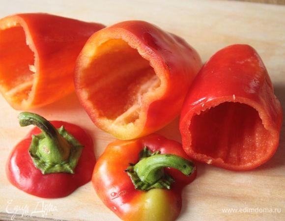 Аккуратно срежьте у перцев шляпку и удалите сердцевину с семенами, чтобы не повредить сам перец. Я стараюсь брать небольшие перчики. Соответственно, если у вас большие перцы, то на одну порцию уходит не 2 перца, как у меня, а всего лишь один :)