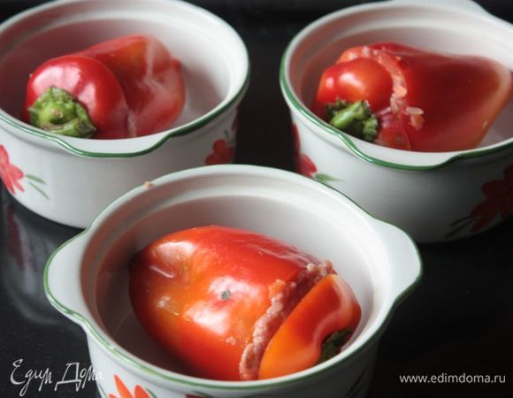 Начините перцы получившейся начинкой и прикройте их крышечками. Я обычно запекаю перцы либо порционно, в небольших формочках, либо в одном большом казане.