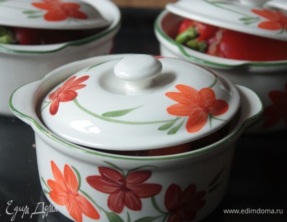 Накройте формочки крышкой и отправьте в духовку, разогретую до 180°С, на 40 минут. Если вы готовите в большой форме, то может понадобиться больше времени. В процессе приготовления не забывайте поливать перцы соусом и переворачивать их, чтобы они приготовились равномерно.