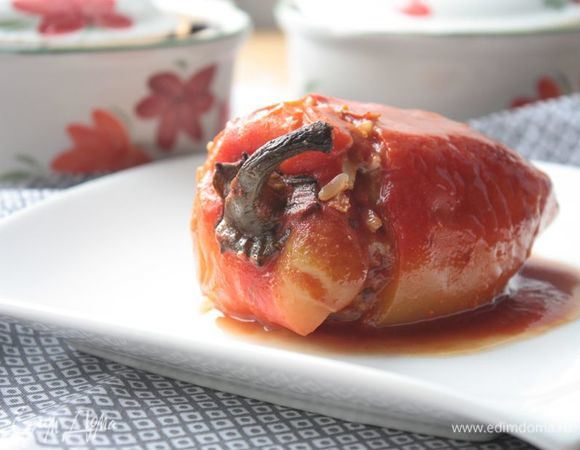 Готовые перцы обязательно подавайте с соусом и, при желании, со сметаной. Я еще предпочитаю творожный сыр: мне кажется, что так получается вкуснее всего :)

Приятного аппетита!