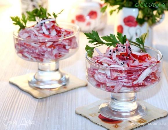 Украшаем салат веточкой петрушки и посыпаем маленькой щепоткой черного кунжута. Сверху можно посыпать тертым на крупной терке твердым сыром, это по желанию.
