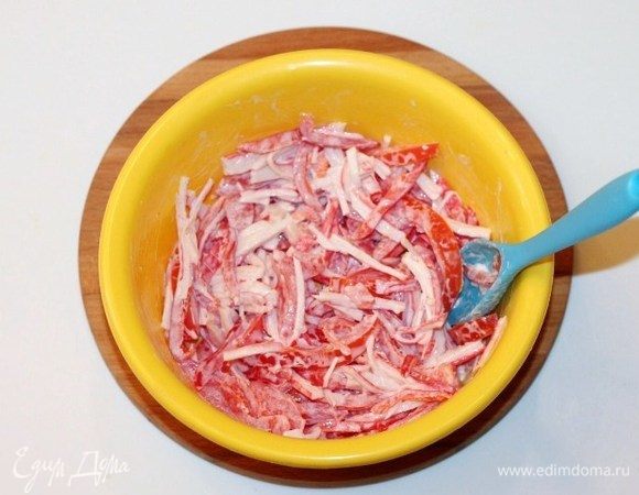 Заправляем салат майонезом и перемешиваем. Даем салату немного настояться и раскладываем по креманкам. 