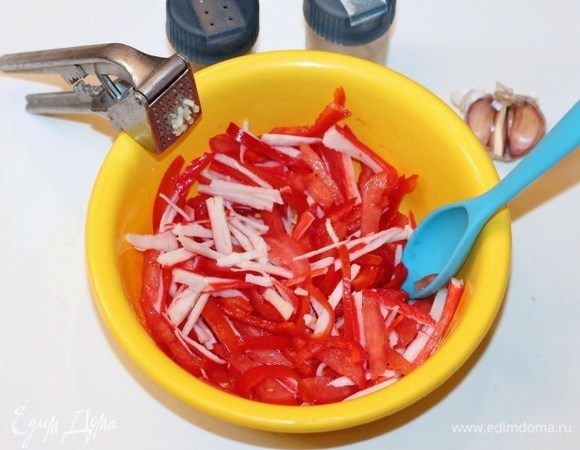 Выкладываем подготовленные продукты в салатник. Добавляем прессованный зубчик чеснока, соль и перец по вкусу.
