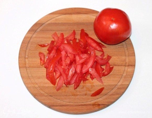 Если мы хотим, чтобы салат был не только вкусным, но и красивым, стараемся помидор порезать соломкой. Берите для салата крепкий помидор.
