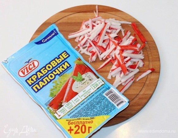 Крабовые палочки Vici нарезаем соломкой.
