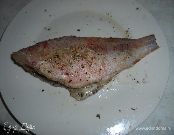 Рыбу очистите от внутренностей, удалите плавники и чешую. Промойте под проточной водой. Обсушите бумажным полотенцем. Посолите, посыпьте молотым черным перцем и розмарином по вкусу. Сбрызните лимонным соком Sicilia.Оставьте на 30 минут.