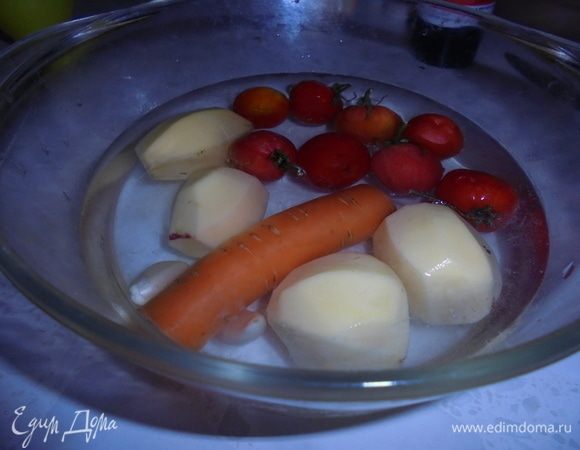 Очистите картофель и нарежьте на половинки (я брала мелкий картофель). Морковь очистите и нарежьте на тонкие кружочки. Чеснок очистите и мелко нарежьте. Помидоры черри вымойте и обсушите.