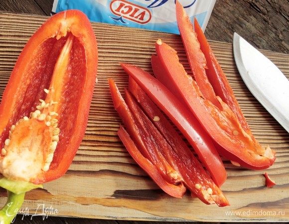 Перец помыть, удалить семена, нарезать вдоль, полосками.