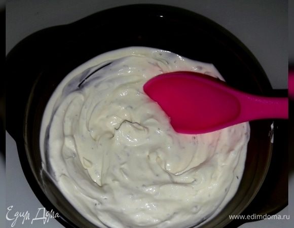 В творожный сыр с зеленью добавить сметану и взбить до однородной, кремообразной массы.