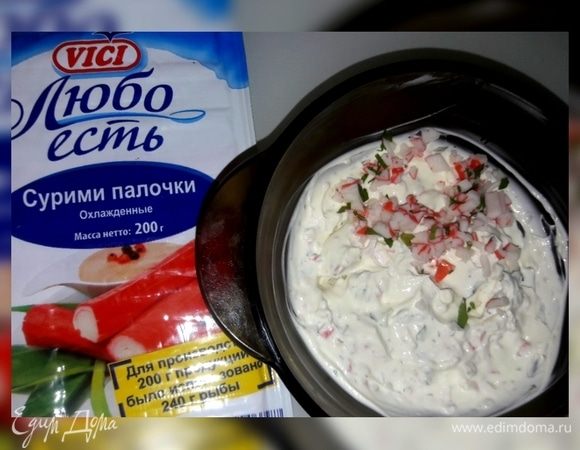 Добавить в готовый крем крабовые палочки и все тщательно перемешать.
