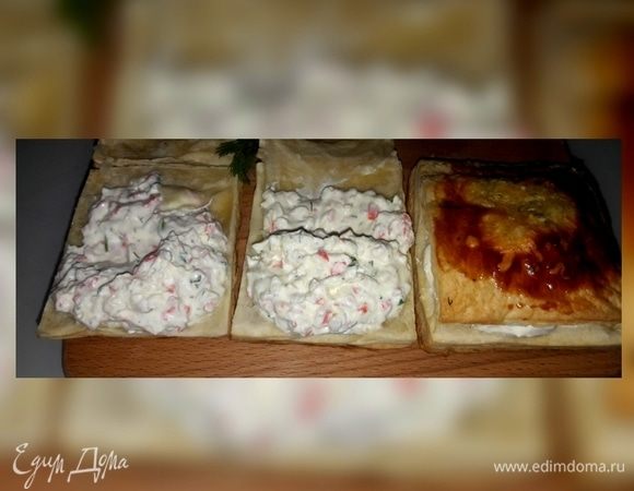 Готовые слойки остудить, разделить пополам, выложить готовый крем и накрыть крышечками.