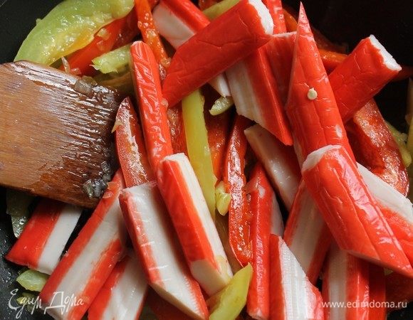 Добавить крабовые палочки Vici и потомить до готовности перца.