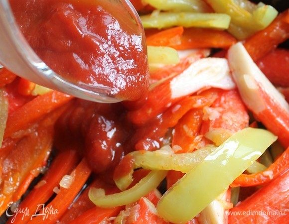 Заправить салат кетчупом.