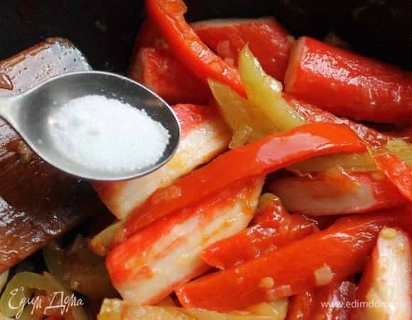 Приправить солью и перцем по вкусу.