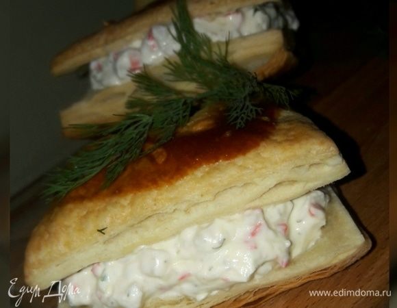 Украсить зеленью и подавать. Нежные хрустящие ароматные слойки придутся вам по вкусу.