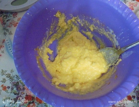 Желтки растереть с размягченным сливочным маслом, добавить сахар, перемешать.