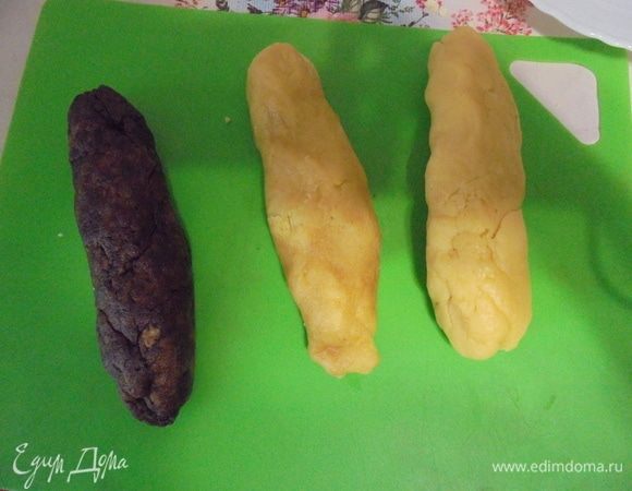 Тесто разделить на 3 части. К одной части подмешать какао и хорошенько замесить до однородного цвета. Из каждого кусочка теста сформировать небольшие колбаски, завернуть каждую из них в пищевую пленку и выложить на 30 мин. в морозильную камеру.