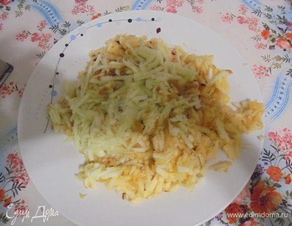 Для начинки яблоки очистить и натереть на крупной терке.